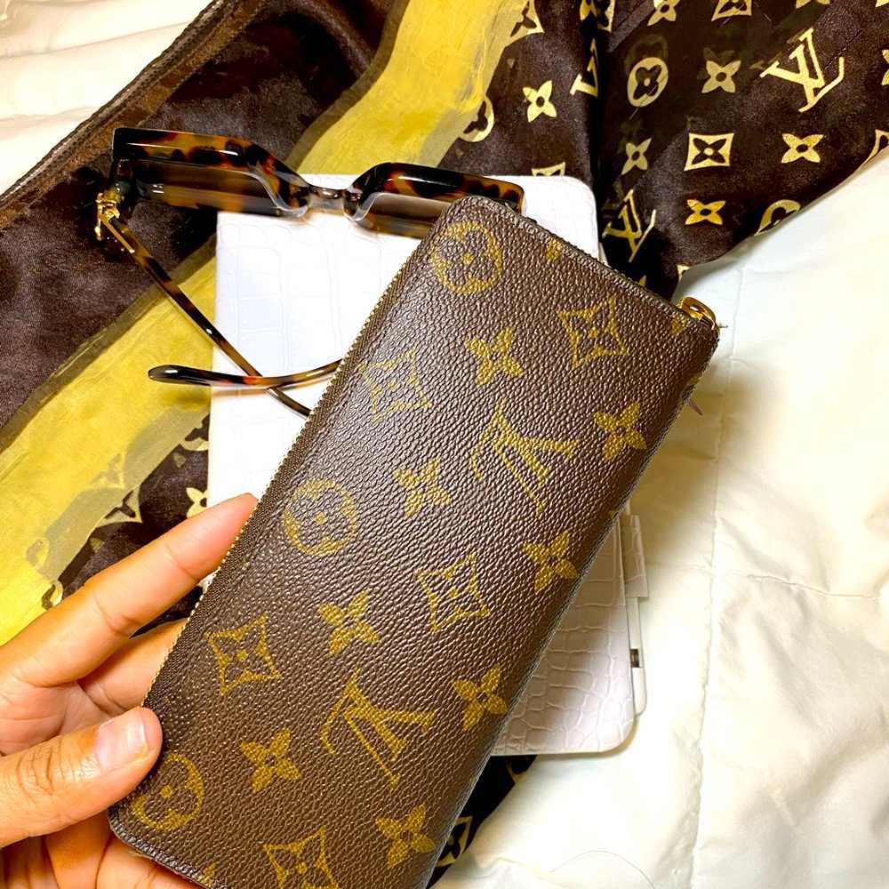 Louis Vuitton Monogram Zippy Wallet